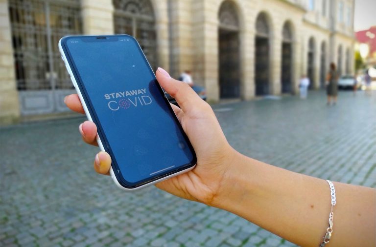 O que pensam os partidos sobre obrigação de usar aplicação StayAway Covid