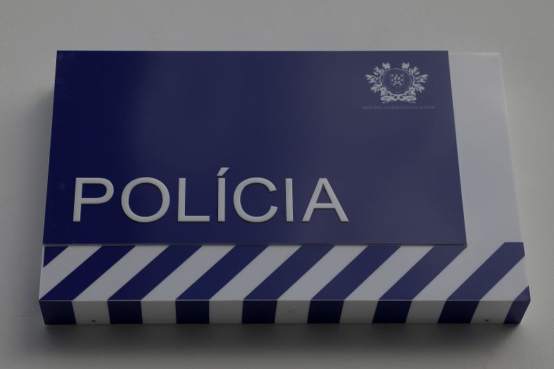 Homem alcoolizado insulta agente e tenta abalroar viatura da PSP em Famalicão