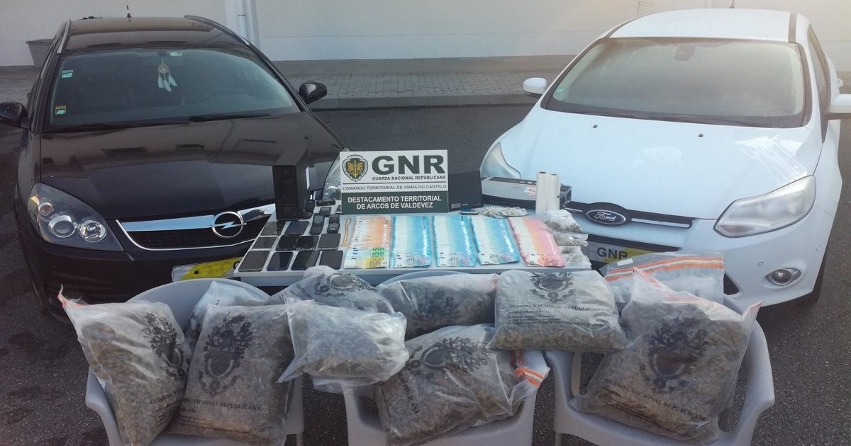 Quatro detidos e cinco viaturas apreendidas em operação anti-droga em Barcelos e Guimarães