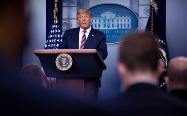 Trump insistiu na tese de fraude eleitoral e três das principais televisões interromperam a transmissão por ser “falso”