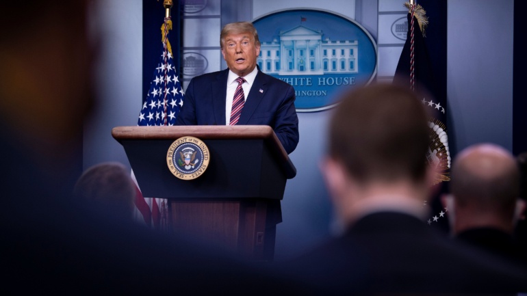 Trump insistiu na tese de fraude eleitoral e três das principais televisões interromperam a transmissão por ser “falso”