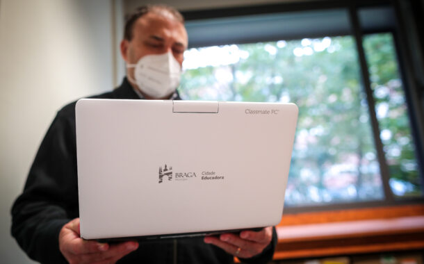 Câmara de Braga distribui equipamentos informáticos a escolas e alunos carenciados