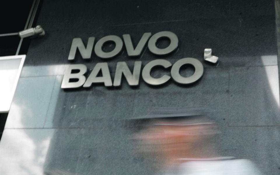Entre voltas e reviravoltas, Parlamento aprova fim da transferência para o Novo Banco