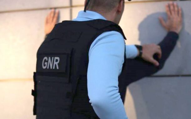 Homem denunciado por violar confinamento obrigatório apanhado pela GNR em café de Braga