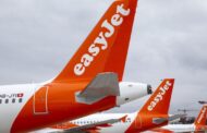 EasyJet vai cobrar pela bagagem de mão colocada nos cacifos acima dos assentos