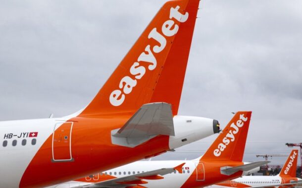EasyJet vai cobrar pela bagagem de mão colocada nos cacifos acima dos assentos