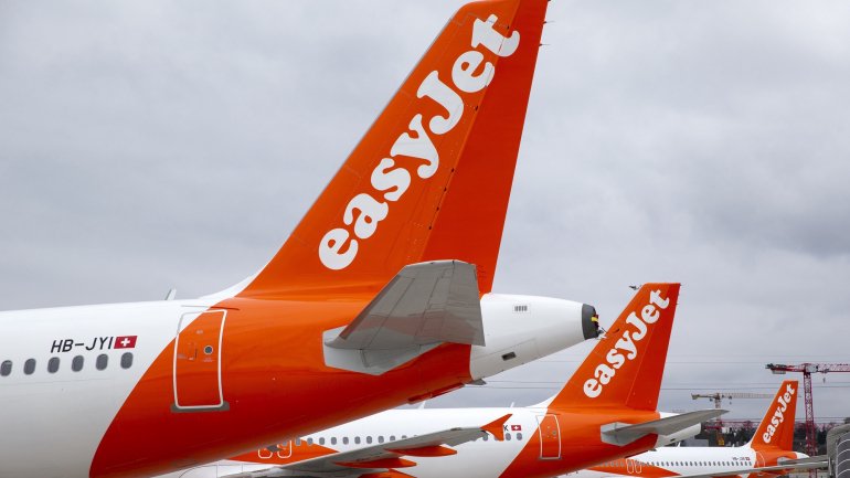 EasyJet vai cobrar pela bagagem de mão colocada nos cacifos acima dos assentos