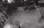 Homem é agredido dentro de restaurante no Brasil após tossir (c/vídeo)