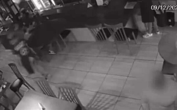 Homem é agredido dentro de restaurante no Brasil após tossir (c/vídeo)