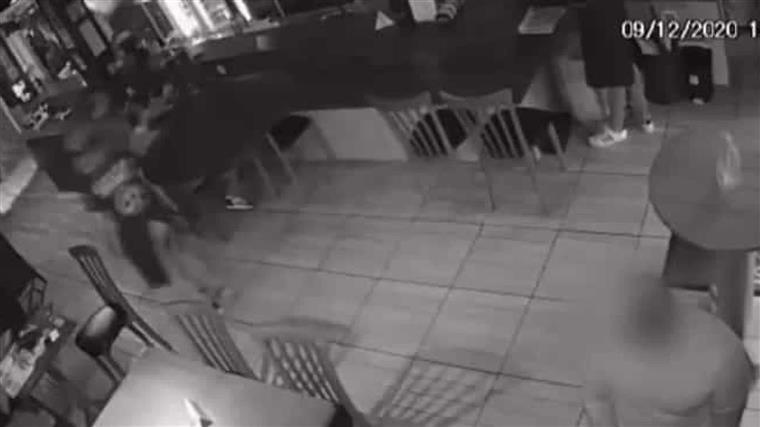 Homem é agredido dentro de restaurante no Brasil após tossir (c/vídeo)