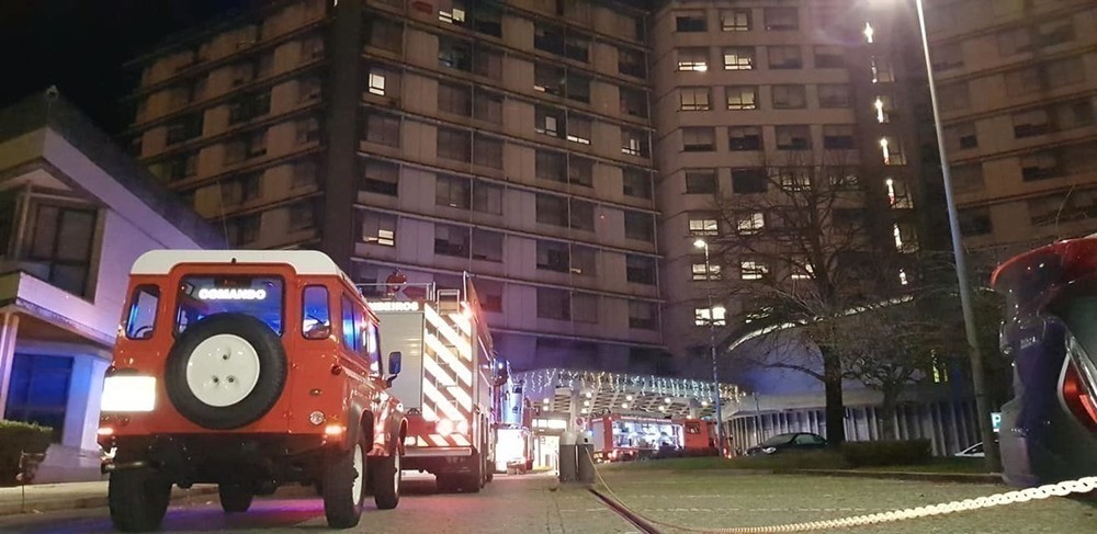 Cigarro pode ter originado incêndio no Hospital de Guimarães que obrigou à evacuação de 12 doentes. Inquérito aberto