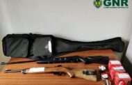 Homem de 50 anos detido por posse ilegal de armas e violência doméstica em Melgaço