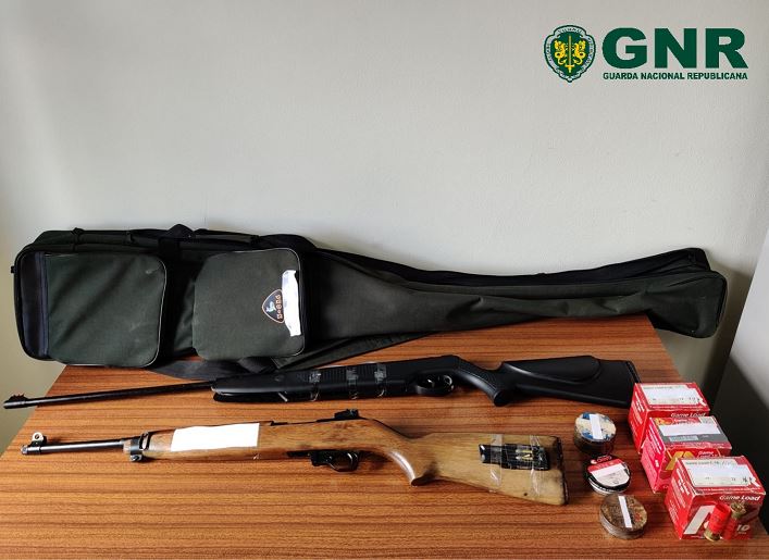 Homem de 50 anos detido por posse ilegal de armas e violência doméstica em Melgaço
