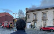 Bombeiros dominam incêndio em prédio ocupado por sem-abrigo em Braga