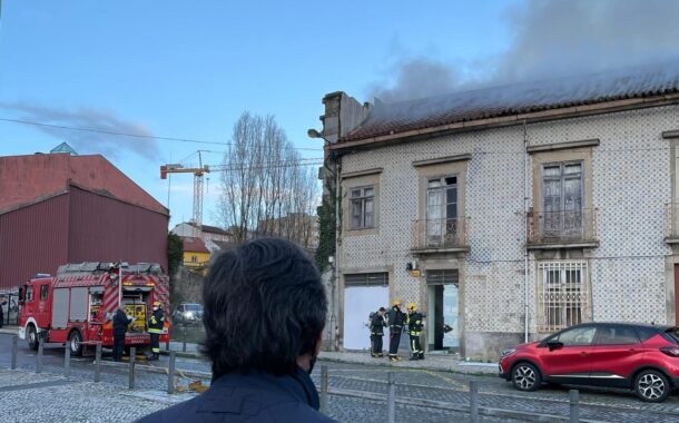 Bombeiros dominam incêndio em prédio ocupado por sem-abrigo em Braga