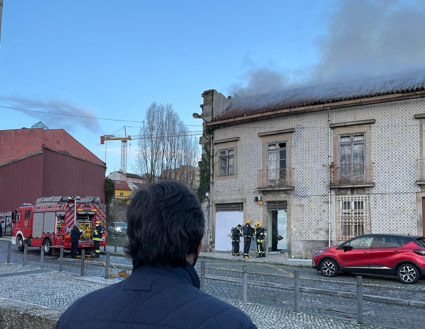 Bombeiros dominam incêndio em prédio ocupado por sem-abrigo em Braga
