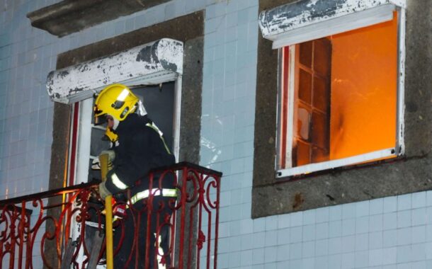 Homem que deitou fogo ao colchão e agrediu bombeiro em Braga acusado em Braga pelo Ministério Público