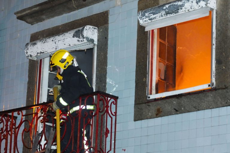 Homem que deitou fogo ao colchão e agrediu bombeiro em Braga acusado em Braga pelo Ministério Público