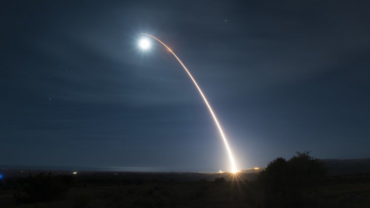 Nancy Pelosi pede a generais para recusarem códigos nucleares a Trump