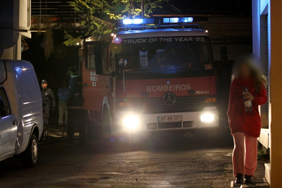 Incêndio faz três feridos e dois desalojados em Braga