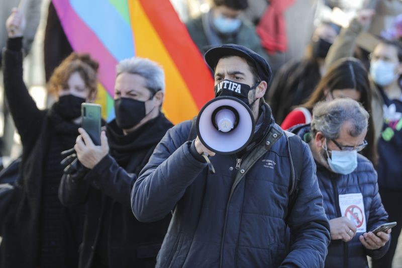 ‘Antifas’ de Braga e Barcelos juntam-se a manifestação contra a presença de Marine Le Pen em Portugal