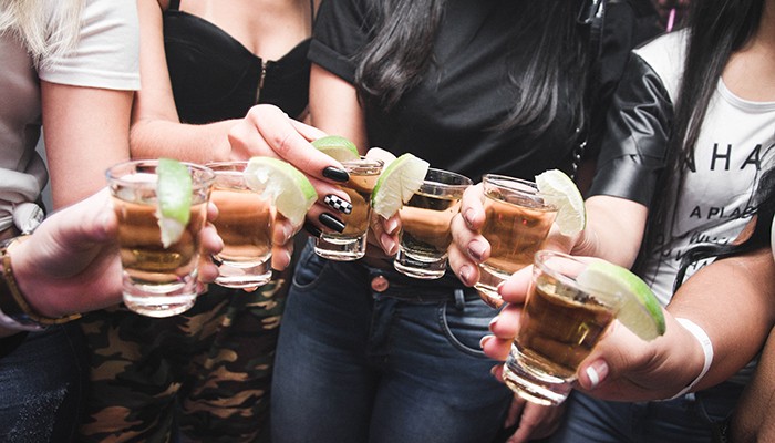 Consumo de álcool em excesso pode danificar funcionamento do cérebro dos jovens, diz estudo de investigador da UMinho