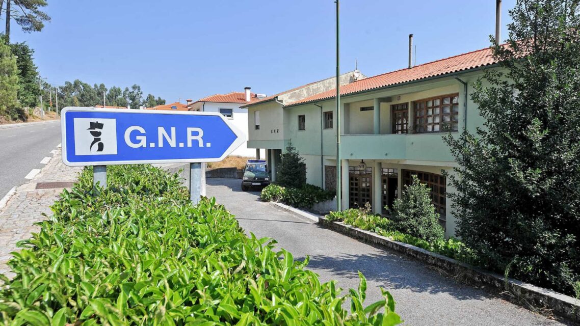 Tribunal de Braga adia julgamento de dois gnr's do Sameiro que avisaram café de rusga. Arguidos negam os crimes