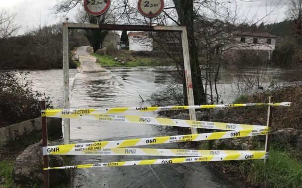 Subida do caudal do rio Ave corta ponte de Nasceiros na Póvoa de Lanhoso