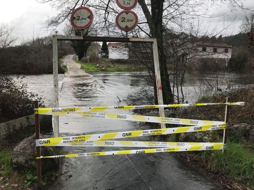 Subida do caudal do rio Ave corta ponte de Nasceiros na Póvoa de Lanhoso