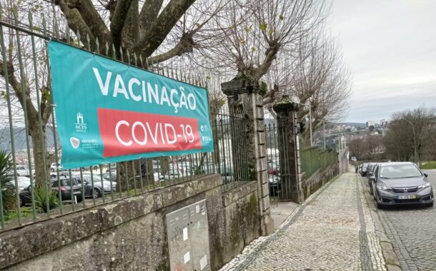 Meia centena utentes esperaram uma hora ao frio para serem vacinados em centro de saúde de Braga