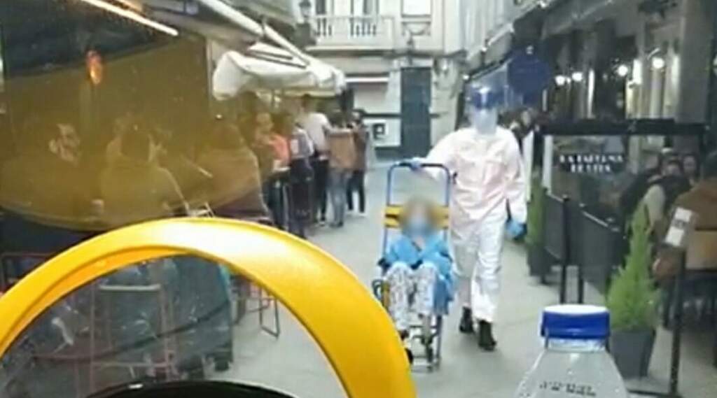 Esplanadas cheias impedem ambulância de socorrer doente de covid-19 na Corunha
