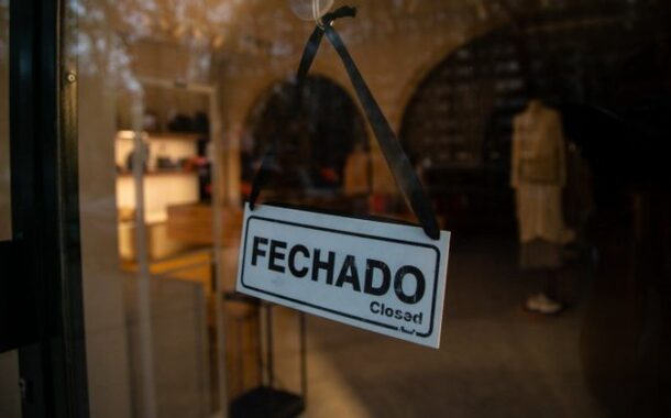 Cafés e restaurantes deverão continuar fechados até final de Abril