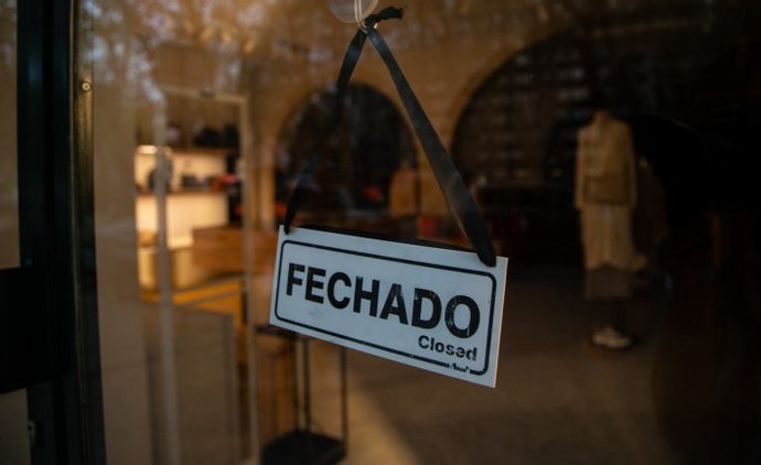 Cafés e restaurantes deverão continuar fechados até final de Abril