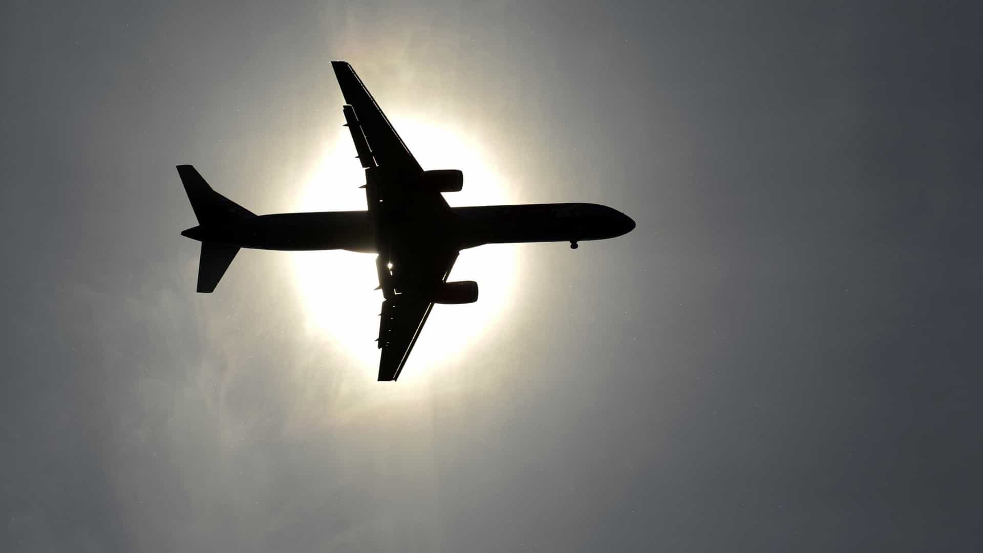 Eurodeputados querem certificado comum de vacinação para fins turísticos na UE