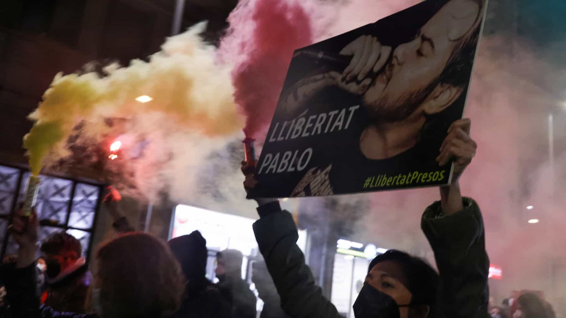 Noite de protestos violentos em Espanha contra prisão do rapper Pablo Hasél