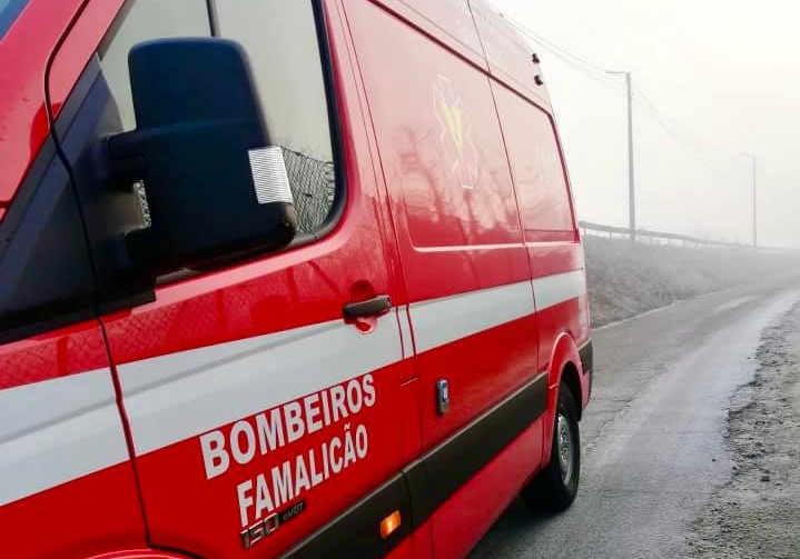 Casal e bebé de um ano feridos em colisão com autocarro em Famalicão