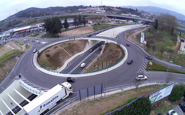 Câmara de Guimarães admite melhorar trânsito na rotunda de Silvares. Obra evitaria seguir em direcção a Famalicão