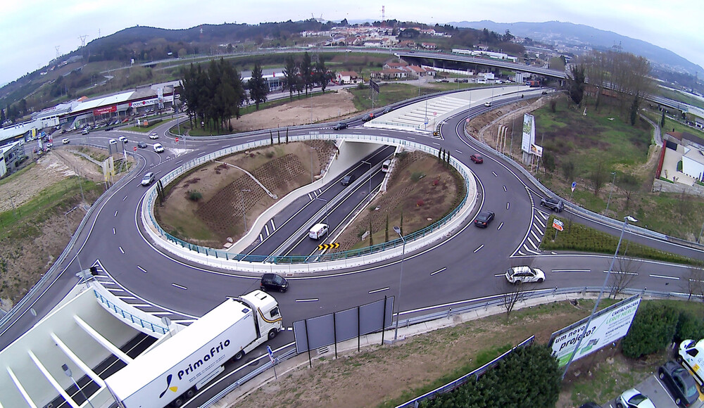 Câmara de Guimarães admite melhorar trânsito na rotunda de Silvares. Obra evitaria seguir em direcção a Famalicão