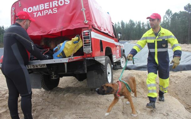Homem atira-se ao rio para salvar cão e teve de ser resgatado
