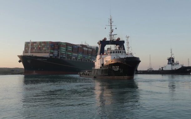 Navio encalhado no Suez já começou a flutuar. Descongestionar o canal vai durar três dias