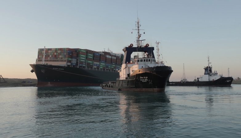 Navio encalhado no Suez já começou a flutuar. Descongestionar o canal vai durar três dias