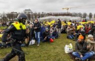 Polícia holandesa dispersa centenas de protestantes contra confinamento em véspera de eleições