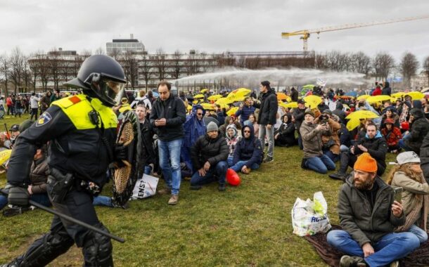 Polícia holandesa dispersa centenas de protestantes contra confinamento em véspera de eleições