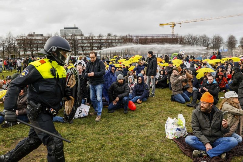 Polícia holandesa dispersa centenas de protestantes contra confinamento em véspera de eleições