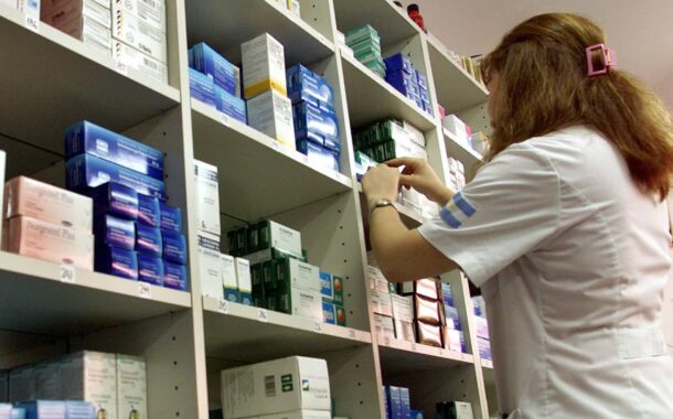 Farmacêuticos começam a ser vacinados na segunda-feira