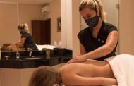 Massagens, tatuagens e piercings também regressam esta segunda-feira