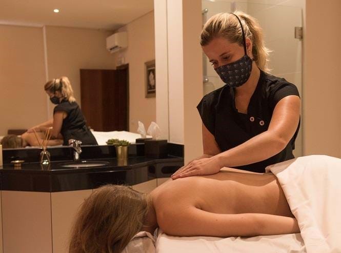 Massagens, tatuagens e piercings também regressam esta segunda-feira