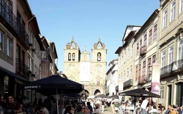 Esplanadas da Sé de Braga encheram e presidente de Junta diz que “não se vê uma máscara”