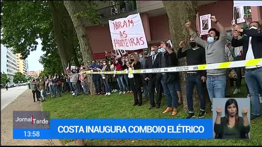 António Costa e Pedro Nuno Santos recebidos com protestos em Valença