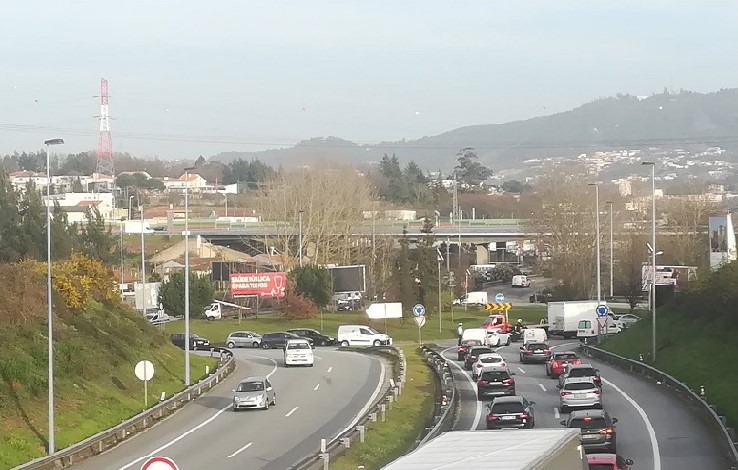Deputada Mariana Silva reclama solução “definitiva e urgente” para “filas intermináveis” nos acessos a Guimarães